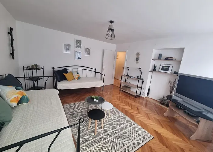 A Quick Walk To & Old Town