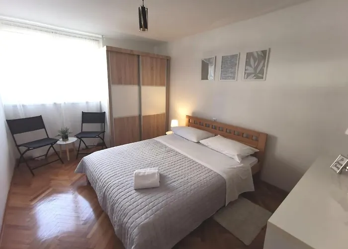 A Quick Walk To & Old Town Apartment *