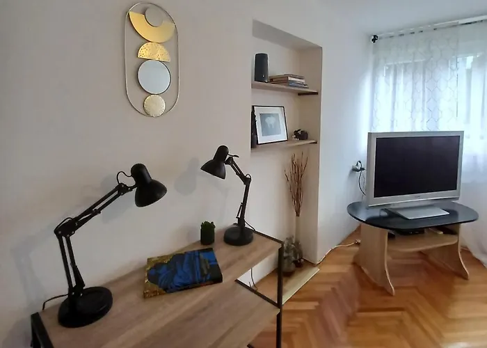 A Quick Walk To & Old Town *