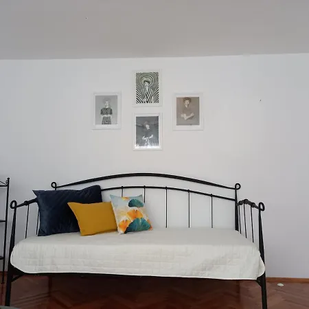 A Quick Walk To & Old Town Apartment *