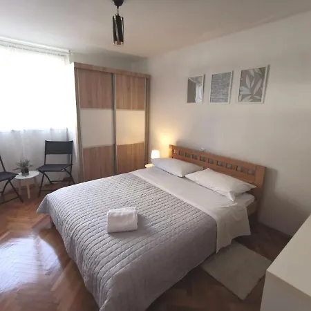 A Quick Walk To & Old Town Apartment *