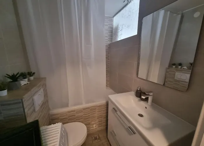 A Quick Walk To & Old Town Apartment