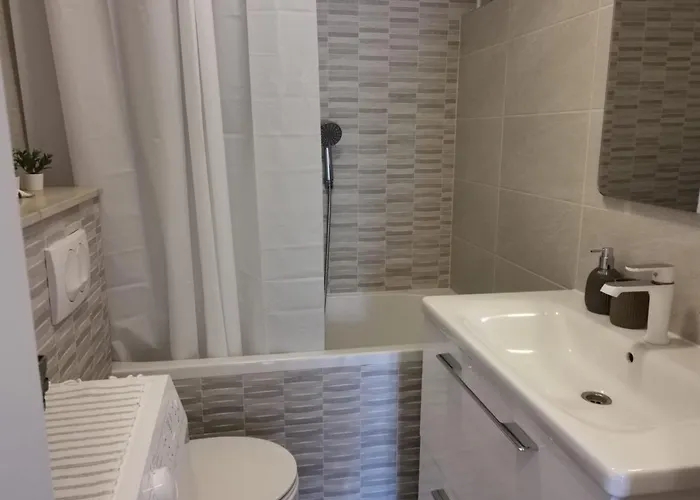 A Quick Walk To & Old Town