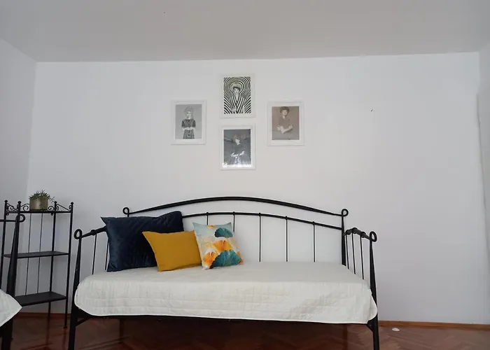 A Quick Walk To & Old Town Apartment *