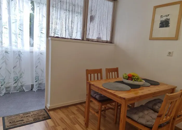 A Quick Walk To & Old Town Apartment