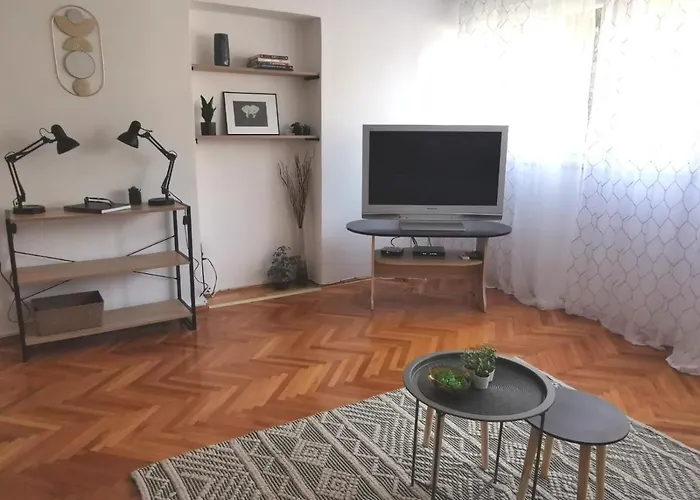 A Quick Walk To & Old Town Apartment *